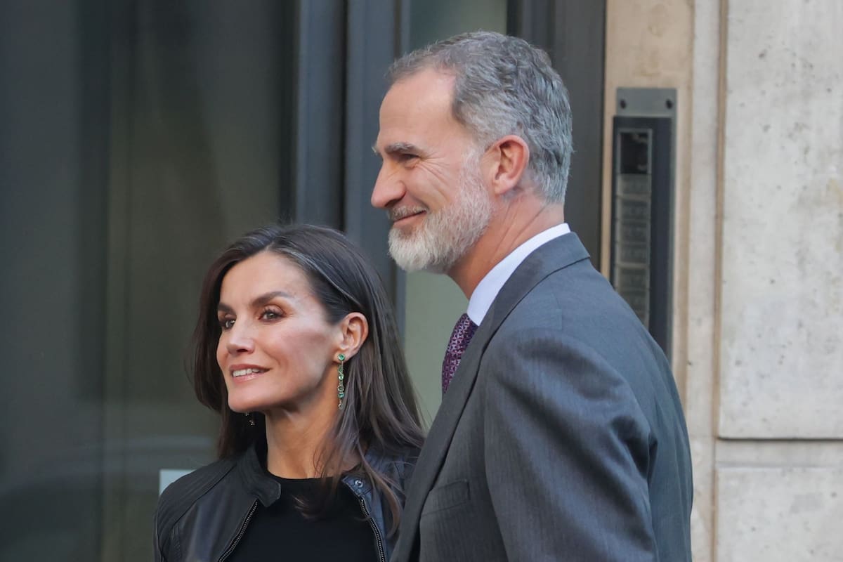 La Reina Letizia y el Rey Felipe a la salida del restaurante, a 20 de diciembre de 2023, en Madrid (España)