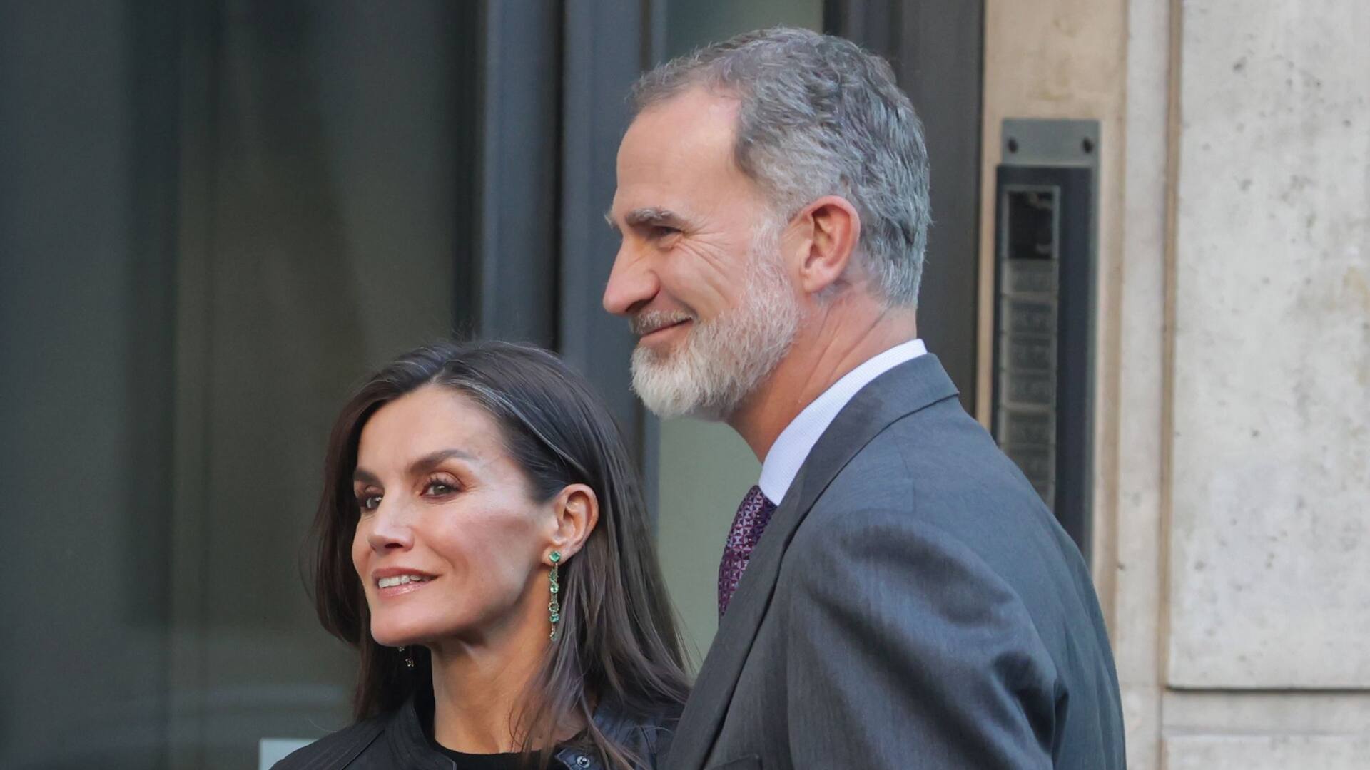 La Reina Letizia y el Rey Felipe a la salida del restaurante, el 20 de diciembre de 2023, en Madrid (España). Archivo /LA NACION