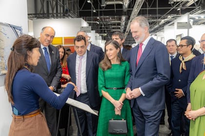 La Reina Letizia y el Rey Felipe VI, la artista Agustina Woodgate y el secretario de Cultura Leonardo Cifelli, en la parada real en la galería Barro