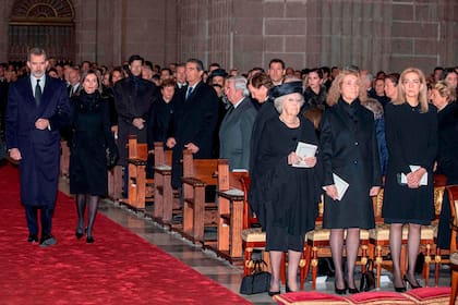 La reina Letizia y la infanta Cristina coincidieron en el funeral de la infanta Pilar.