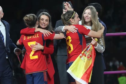 La reina Letizia y la infanta Sofía abrazaron a las jugadoras de la selección
