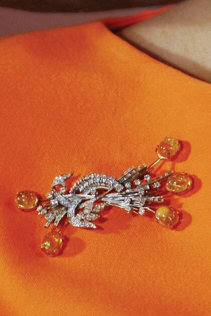 La Reina llevó un broche a juego con los pendientes que los Orange tienen desde la década de los 60, cuando la reina Juliana
visitó México. Allí le regalaron unas originales
piezas compuestas por diamantes y ópalo de fuego, una de las variedades más apreciadas de esta piedra