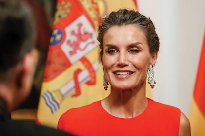 La Reina llevó un peinado recogido y, para este look, recuperó de su joyero los pendientes de 216 diamantes en cascada y 16 rubíes.