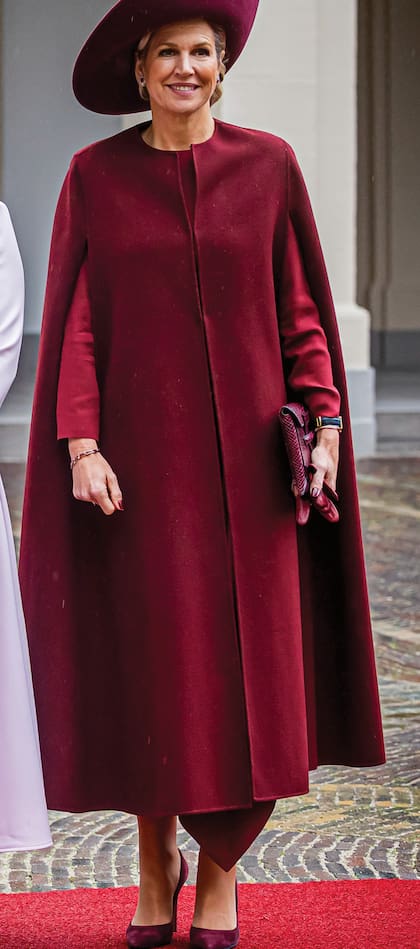 La Reina llevó un vestido manga larga y cuello redondo de Natan, capa de lana de Valentino, pamela de Fabienne Delvigne, sobre de piel de pitón de Sophie Habsburg y stilettos Gianvito Rossi