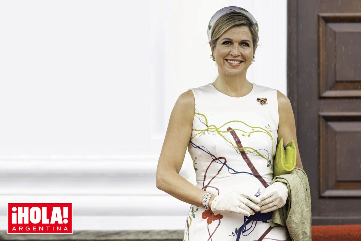 La Reina lució un traje de corte irregular de Natan decorado con flores, rayas de inspiración vegetal e insectos dibujados a mano por Pablo Piatti.