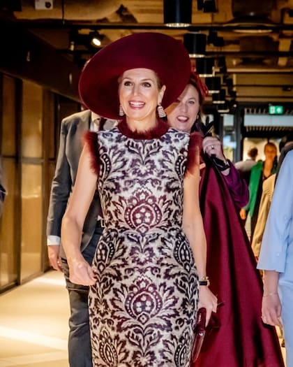 La reina lució un vestido de Natan con estampa y cubierto de plumas (Foto: Instagram @queenmaximaloveandnetherlands)