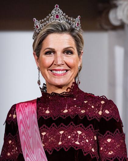 La reina lució una corona de 1888 con diamantes y rubíes