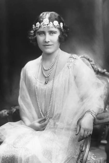 La Reina Madre con la Strathmore Rose. Según afirma Hugh Roberts, quien fue director del Royal Collection and Surveyor, ella usó esta tiara en su juventud y la última vez, durante una visita a la Ópera a principios de los años 30.