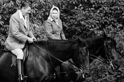 La reina mantuvo una relación particularmente cálida con el presidente Ronald Reagan, con quien compartía su amor por la equitación.