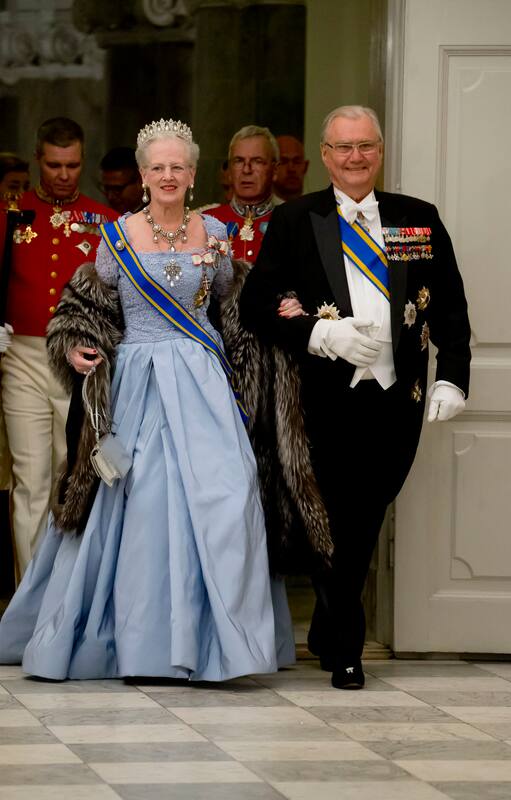 La reina Margarita y el príncipe Enrique en una imagen de 2015, cuando ofrecieron un banquete de Estado en el palacio de Christiansborg para celebrar la vista del rey Guillermo y la reina Máxima de Holanda (Photo by Julian Parker/UK Press via Getty Images)
