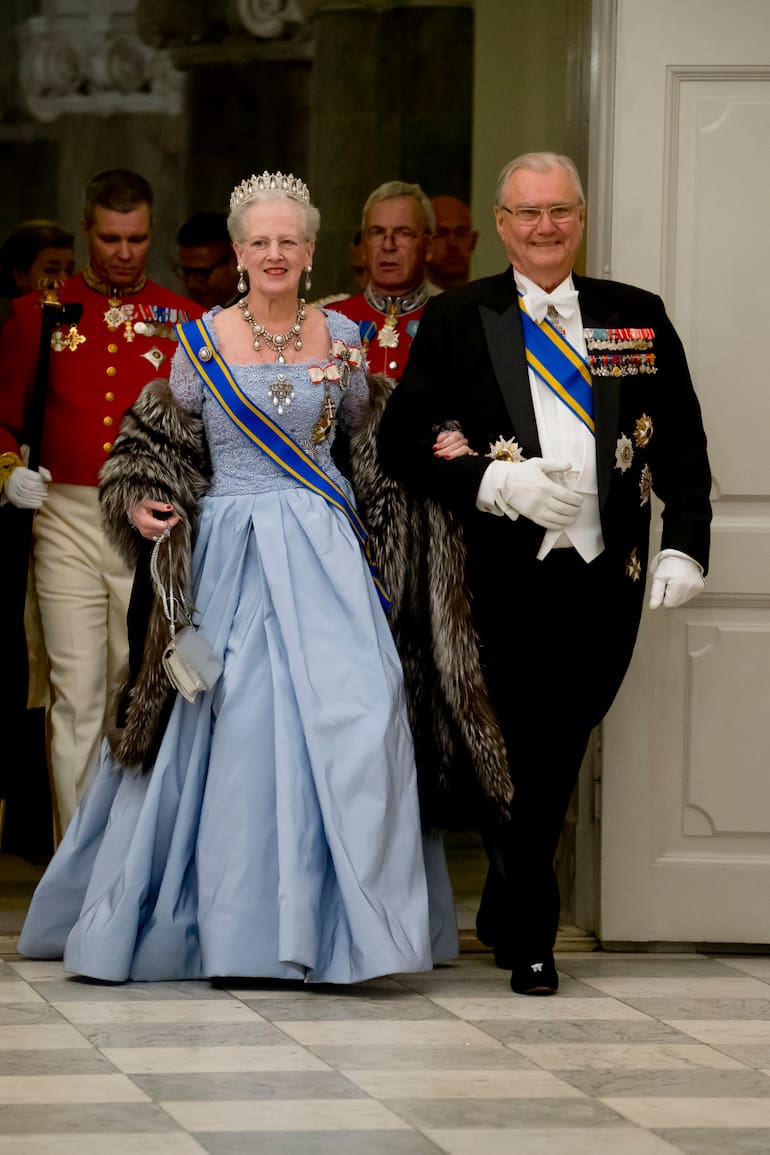 La reina Margarita y el príncipe Enrique en una imagen de 2015, cuando ofrecieron un banquete de Estado en el palacio de Christiansborg para celebrar la vista del rey Guillermo y la reina Máxima de Holanda (Photo by Julian Parker/UK Press via Getty Images)
