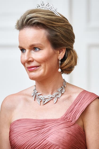 La reina Matilde con la tiara “Wolfers” y la “Guirnalda de Brabante” como collar.
