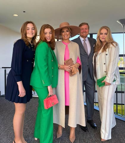 La reina Máxima con un elegante look de blazer y pantalón negro para un evento en 2022 (Foto: Instagram @koninklijkhuis)