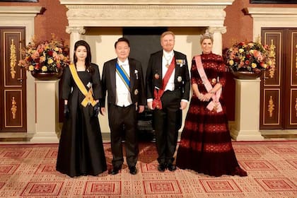 La reina Máxima con un vestido de gala bordó de Costarellos para un banquete en el Salón de los Ciudadanos del Palacio Real para el presidente de la República de Corea en diciembre de 2023 (Foto: Instagram @koninklijkhuis)