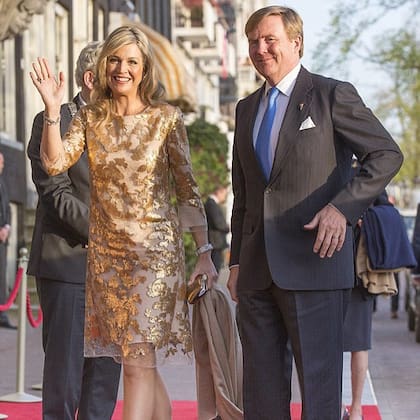 La reina Máxima con un vestido dorado de Natan en un evento en mayo de 2016 (Foto: Instagram @queen.maxima)