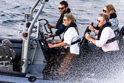 La reina Máxima de los Países Bajos, el rey Guillermo Alejandro y la princesa Amalia asisten a demostraciones a bordo de un buque de la Marina Real neerlandesa durante la gira de la familia real por las islas del Caribe neerlandés, el 1 de febrero de 2023 en Willemstad, Curazao. (Foto de Patrick van Katwijk/WireImage)