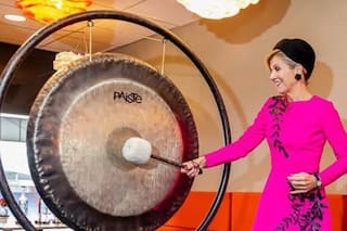 Máxima, la reina que siempre da que hablar: tocó el gong y se lució con un vestido de Oscar de la Renta