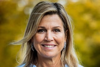 Máxima deslumbró con un elegante y sofisticado look y sorprendió con la elección de colores