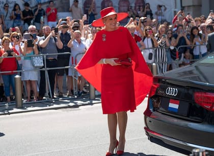 La reina Máxima en Austria con su total look en rojo intenso