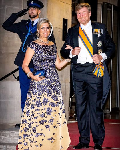 La reina Máxima en una cena en el Palacio Real de Ámsterdam en junio de 2023 luciendo un vestido de Claes Iversen (Foto: Instagram @patrickvkatwijk)