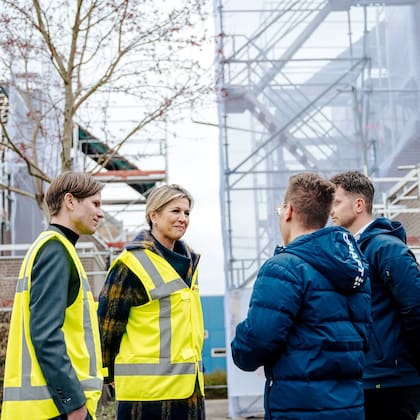 La reina Máxima estuvo en Uden y visitó dos espacios en los que se utilizan materiales de construcción de origen biológico (Foto: Instagram @koninklijkhuis)
