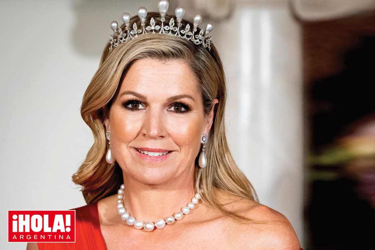 La reina Máxima impactó con look al rojo vivo durante un banquete de Estado con el rey Guillermo Alejandro de los Países Bajos, el presidente de Francia Emmanuel Macron y su mujer Brigitte.