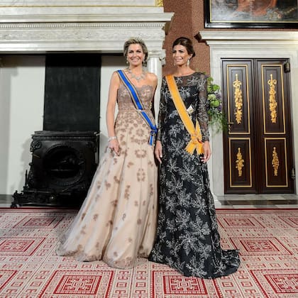 La reina Máxima junto a Juliana Awada luciendo un vestido de gala de Jantaminiau en marzo de 2017 (Foto: Instagram @queen.maxima)