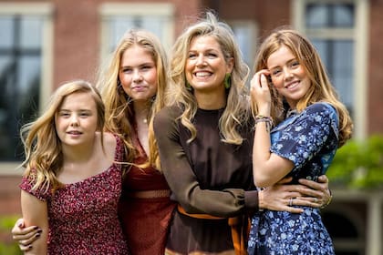 La reina Máxima junto a sus tres hijas; la primera desde la izquierda es Ariane, la menor que este sábado cumple 14 años