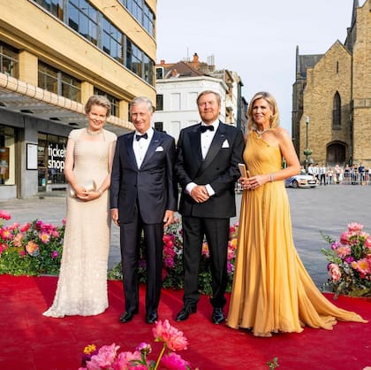 La reina Máxima luciendo un vestido de un solo hombro de Jantaminiau durante una visita de estado a Bruselas en junio de 2023 (Foto: Instagram @koninklijkhuis)