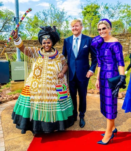 La reina Máxima luciendo un vistoso vestido violeta de la firma Natan para una visita a Sudáfrica en octubre de 2023 (Foto: Instagram @koninklijkhuis)