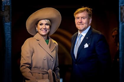 La reina Máxima lució elegante con un tapado marrón y una pámela a tono (Foto: Instagram @patrickvkatwijk)