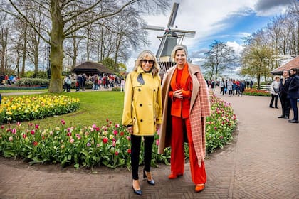 La reina Máxima lució un conjunto anaranjado de Joseph y abrigo de Alicia Audrey para recorrer Keukenhof junto a la primera dama de Francia, Brigitte Macron, en abril de 2022 (Foto: Instagram @patrickvkatwijk)