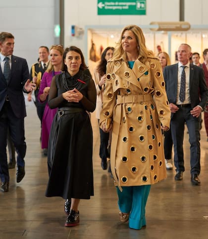 La reina Máxima lució un espectacular abrigo de con agujeros Claes Iversen en abril de 2023 durante una visita a Milán, Italia (Foto: Instagram @koninklijkhuis)