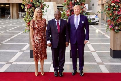 La reina Máxima lució un espectacular conjunto de top y pollera de Natan Couture para recibir al presidente de Sudáfrica, Cyril Ramaphosa, en octubre de 2023 (Foto: Instagram @koninklijkhuis)