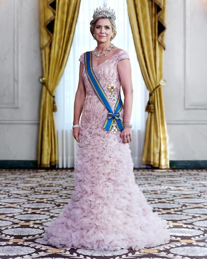 La reina Máxima lució un espectacular vestido de Jantaminiau, en abril de 2022, para las fotos oficiales de la corona (Foto: Instagram @koninklijkhuis)