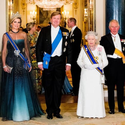 La reina Máxima lució un Jataminiau durante un encuentro con la reina Isabel II en febrero de 2022 (Foto: Instagram @patrickvkatwijk)