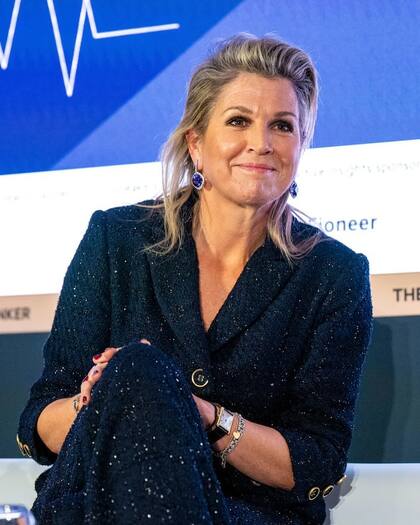 La reina Máxima lució un mono de tweed azul con brillos y aros de brillantes (Foto: Instagram @queen.maxima)