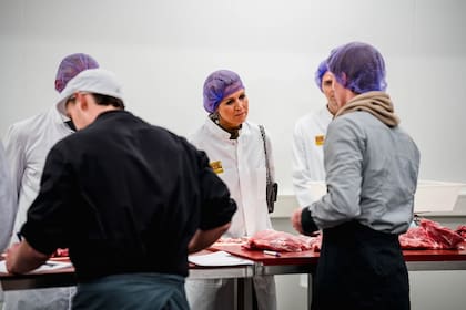 La reina Máxima participó de una lección de cocina, para la cual usó una bata blanca y una cofia (Foto: Instagram @koninklijkhuis)