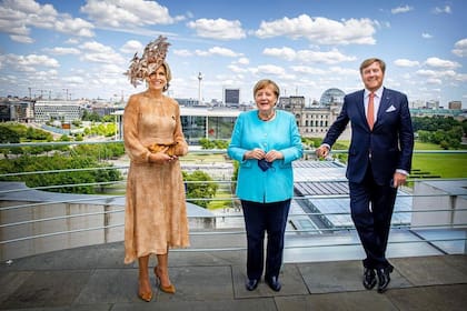 La reina Máxima se lució con un vestido de Natan y un tocado de Berry Rutjes para su reunión con la ex canciller de Alemania Angela Merkel en julio de 2021 (Foto: Instagram @koninklijkhuis)