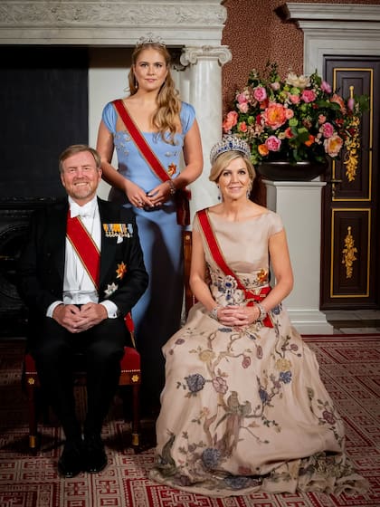 La reina Máxima se lució con un vestido del diseñador holandés Jan Taminiau y la Tiara de Zafiros (Foto: Instagram @patrickvkatwijk)