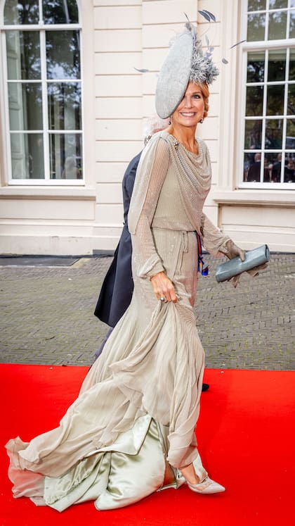 La reina Máxima se lució en el Día del Príncipe con un sofisticado vestido de lentejuelas con un vistoso tocado de plumas (Foto: Patrick van Katwijk)