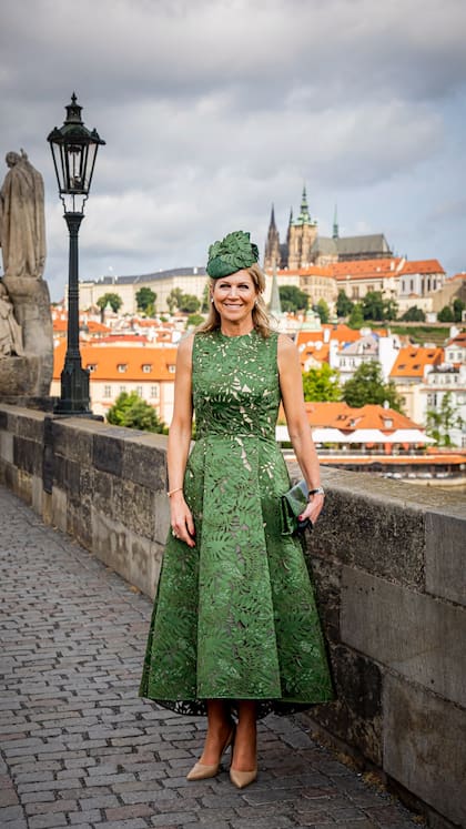 La reina Máxima se lució en Praga con un vestido midi color verde bordado con hojas de Natan (Foto: Instagram @patrickvkatwijk)