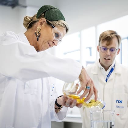 La reina Máxima se puso en "modo científica durante su visita a la fábrica NX Filtration (Foto: Instagram @koninklijkhuis)