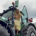 Máxima Zorreguieta volvió a salirse del protocolo y sorprendió a todos al manejar un tractor