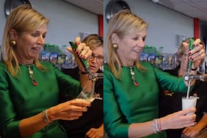 La reina Máxima sorprendió a todos durante una actividad y fue bartender por un día (Foto: Captura de video / Instagram @patrickvkatwijk)