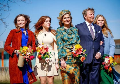 La reina Máxima usó el mismo look el 27 de abril de 2021 para los festejos del Día del Rey (Foto: Instagram @koninklijkhuis)