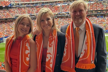 La reina Máxima y el rey Guillermo Alejandro de los Países Bajos junto a su hija menor, la princesa Ariane, presentes en Houston, Texas, para ver el partido de su selección contra Suecia