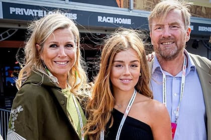 La reina Máxima y el rey Guillermo llegaron al país con una de sus tres hijas