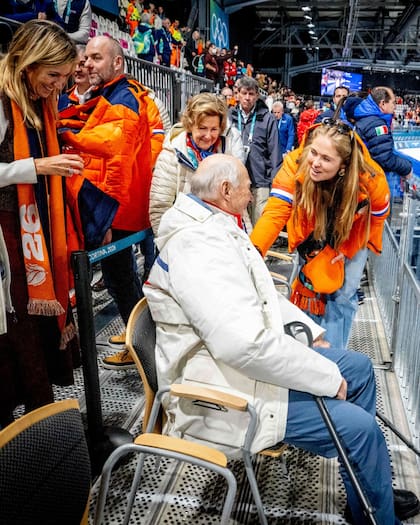La reina Máxima y la princesa Amalia de los Países Bajos, se acercan a saludar al Rey Harald de Noruega en los Juegos Olímpicos de Invierno 2026