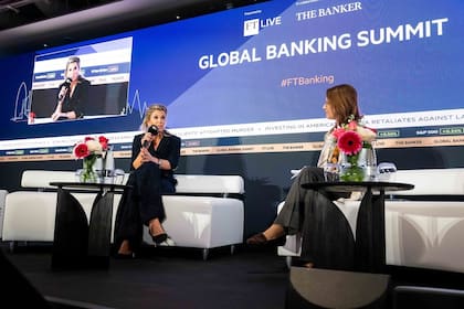 La reina Máxima Zorreguieta combinó el look con unos stilettos azules (Foto: Instagram @koninklijkhuis)